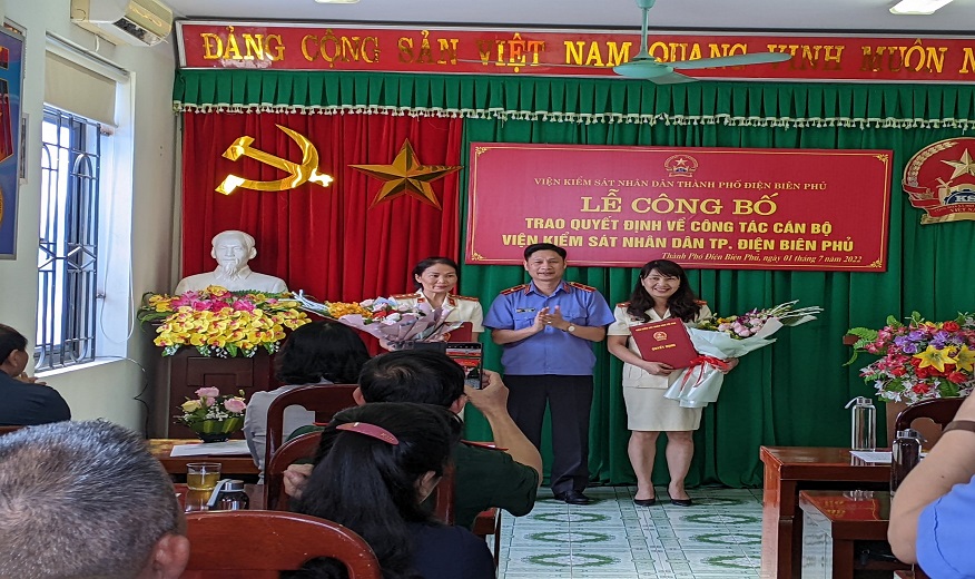 Lễ công bố và trao quyết định về công tác cán bộ VKSND Thành phố Điện Biên Phủ