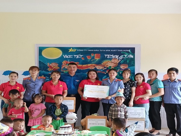 Chi đoàn Viện kiêm sát thị xã Mường Lay phối hợp tổ chức Trung thu sớm cho các cháu mầm non bản Huổi Min năm 2022