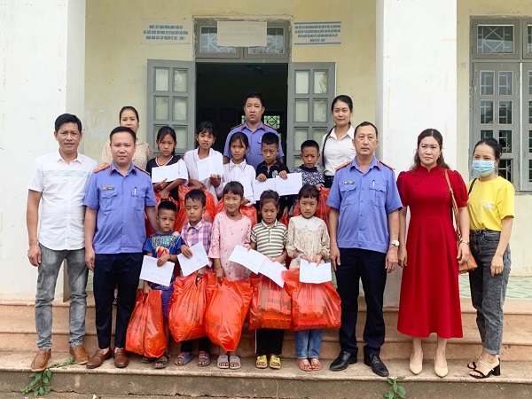 Viện kiểm sát nhân dân huyện Mường Nhé tặng quà cho trẻ em nhân dịp Tết Trung thu năm 2022
