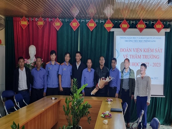 Viện kiểm sát nhân dân tỉnh Điện Biên thăm và tặng quà xã Phình Sáng, huyện Tuần Giáo