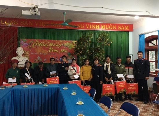 Viện kiểm sát nhân dân huyện Mường Ảng thăm, tặng quà nhân dịp Tết Quý Mão 2023