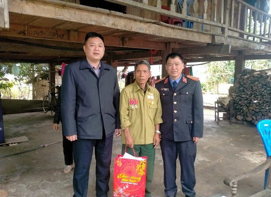 VKSND huyện Mường Chà thăm, tặng quà gia đình chính sách và người có công trên địa bàn huyện nhân dịp tết Quý Mão 2023