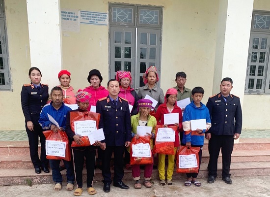 VKSND huyện Mường Nhé thăm, tặng quà nhân dịp Tết Nguyên đán Qúy Mão 2023